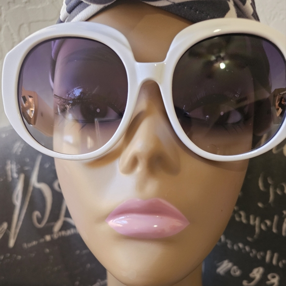 New In-box Sunglasses - Picture 1 of 3